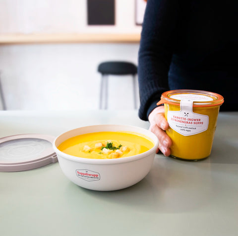 Mepal Suppenschale mit Karottensuppe schön garniert mit Croutons. Dahinter ein Weckglas mit Kerottensuppe